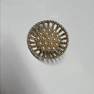 Elegant Gold and Pearl Brooch